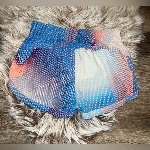 Gap fit women’s multi colored shorts with lining - Picture 3 of 8